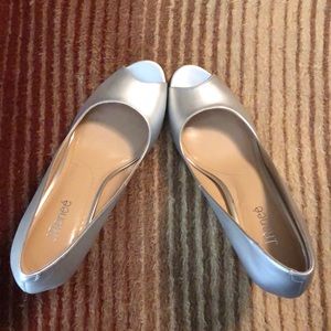 Peep-toes silver heel.